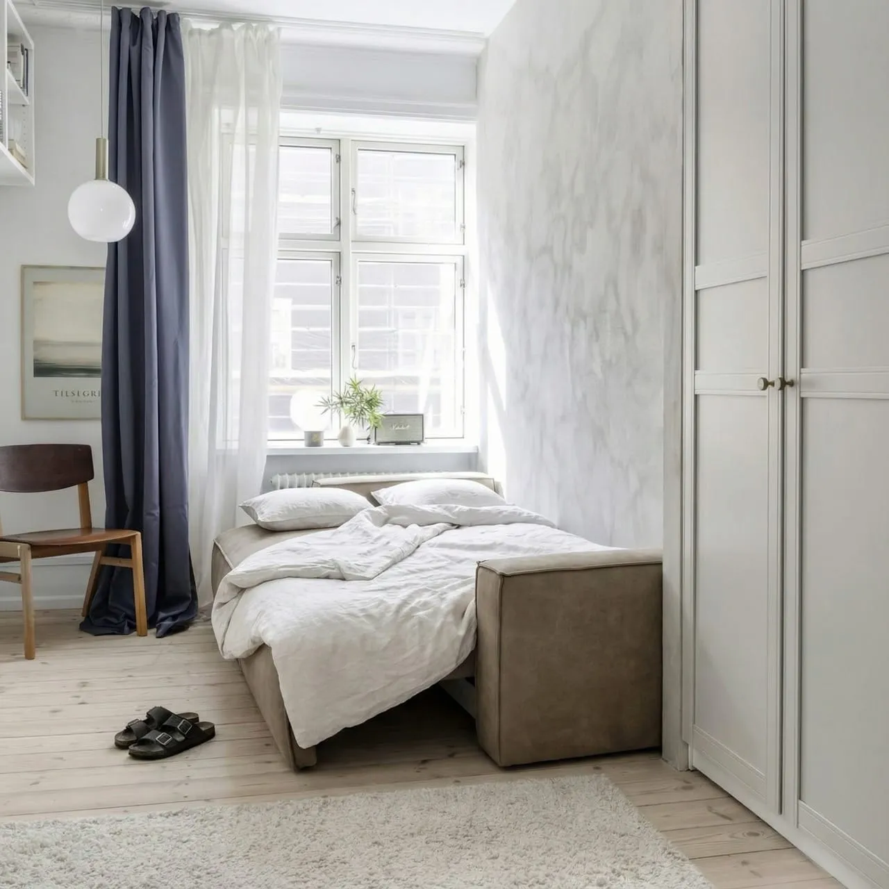 Sovesofa der ligner en designsofa i en moderne indretning